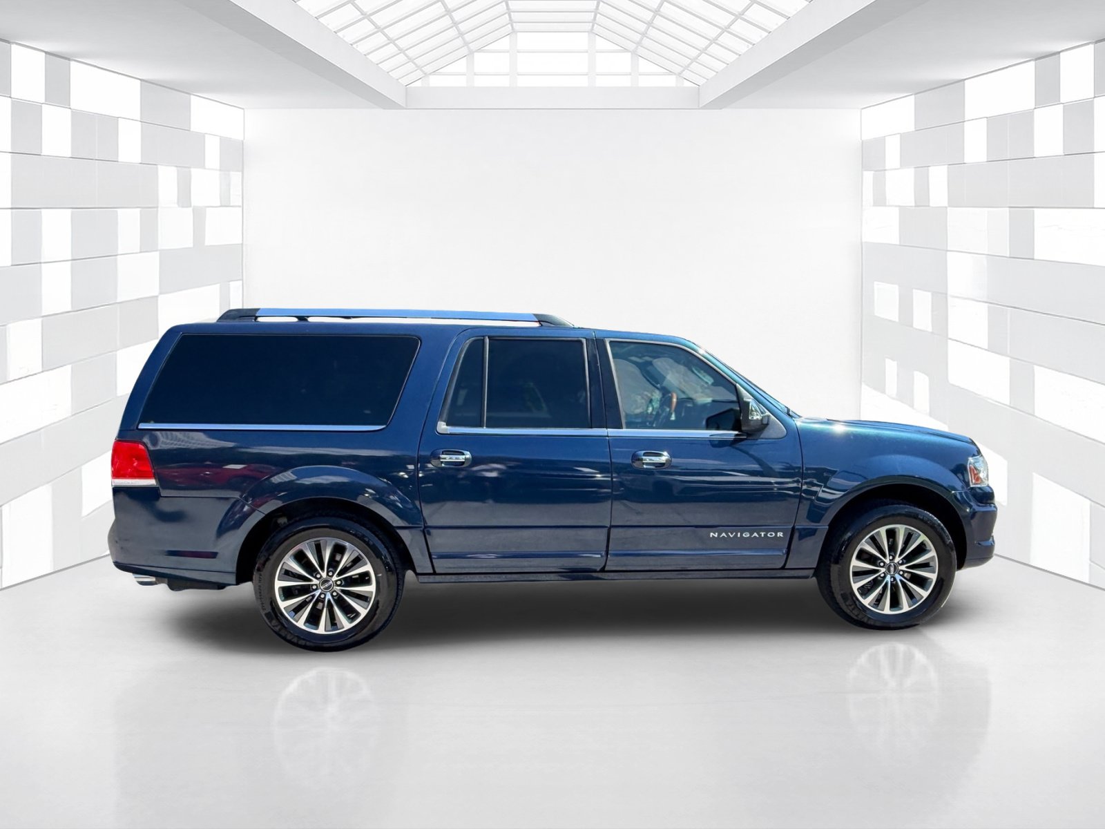 Used 2017 Lincoln Navigator L Select RWD image 8
