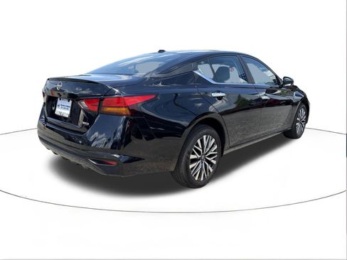 Used 2025 Nissan Altima 2.5 SV AWD/4WD image 3
