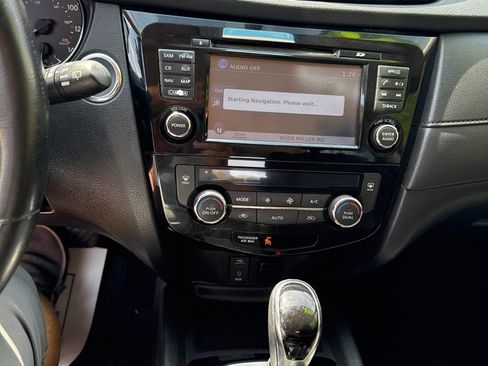 Used 2017 Nissan Rogue SV w/ SV Premium Package image 17