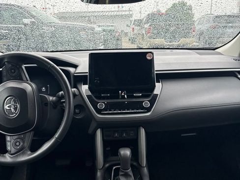 Used 2025 Toyota Corolla Cross XLE FWD image 7