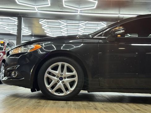 Used 2015 Ford Fusion SE w/ Equipment Group 202A FWD image 2