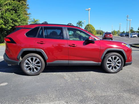 Used 2020 Toyota RAV4 XLE Premium image 8