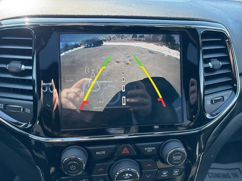 Used 2019 Jeep Grand Cherokee Altitude image 17