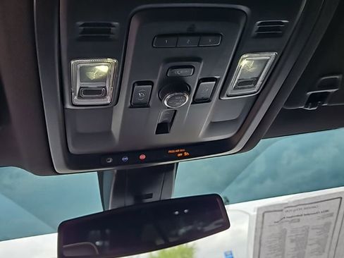 Used 2022 Chevrolet Suburban Premier image 23