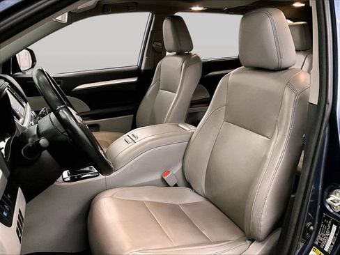 Used 2018 Toyota Highlander XLE AWD/4WD image 25