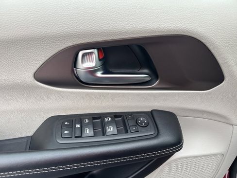 Used 2023 Chrysler Voyager LX FWD image 6