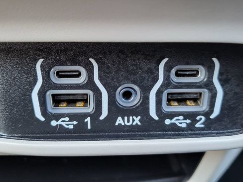 Used 2024 Chrysler Pacifica Limited FWD image 37