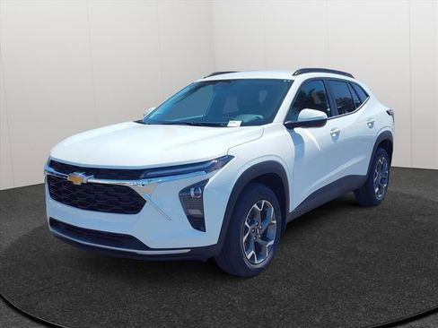 New 2026 Chevrolet Trax LT w/ Driver Confidence Package FWD image 3