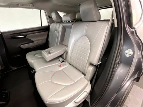 Used 2021 Toyota Highlander XLE AWD/4WD image 20