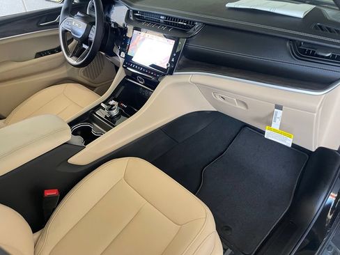 New 2026 Jeep Grand Cherokee L Limited w/ Limited Altitude Package AWD/4WD image 14