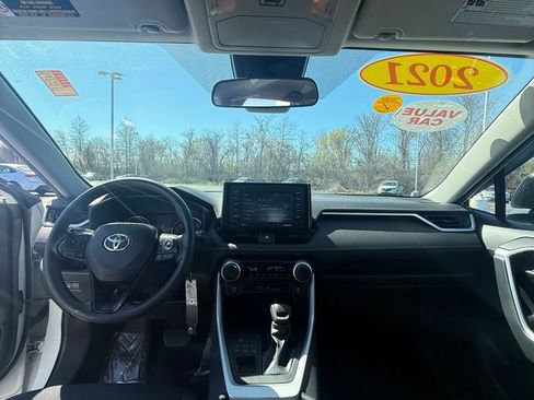 Used 2021 Toyota RAV4 LE AWD/4WD image 18