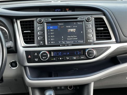 Used 2018 Toyota Highlander Limited image 15