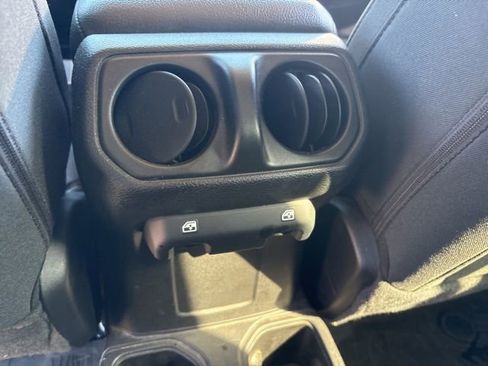 Used 2022 Jeep Gladiator Willys image 16