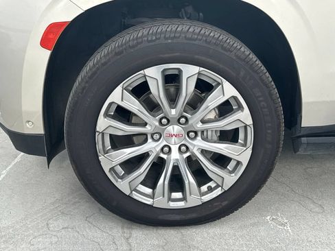 Used 2023 GMC Yukon XL Denali w/ Denali Reserve Package AWD/4WD image 5