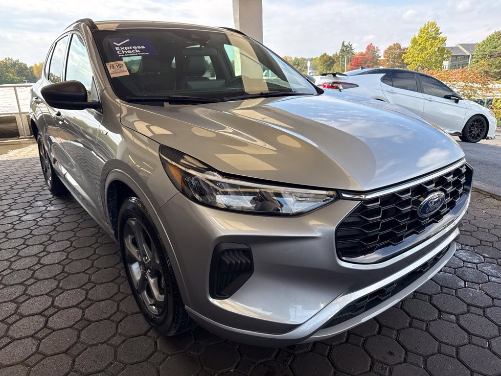 Used 2023 Ford Escape ST-Line w/ Tech Pack #1 AWD/4WD image 4