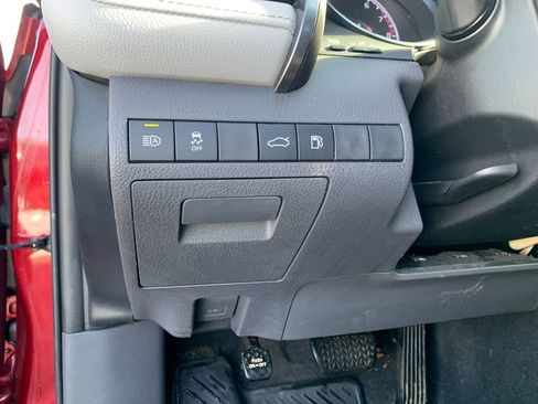 Used 2018 Toyota Camry SE image 32