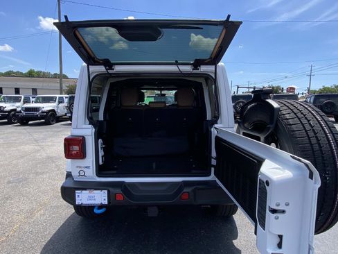 Used 2023 Jeep Wrangler Unlimited Sahara w/ Cold Weather Group AWD/4WD image 6