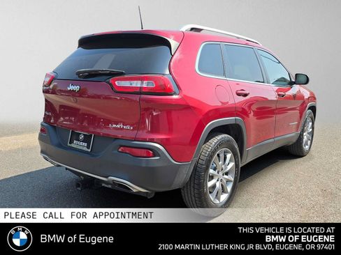Used 2017 Jeep Cherokee Limited w/ Luxury Group AWD/4WD image 3