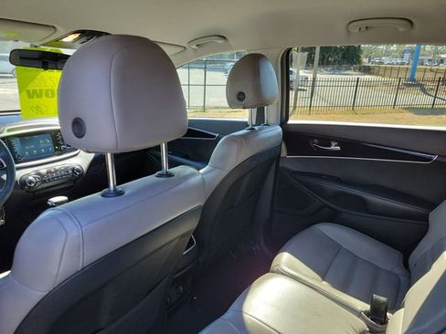 Used 2020 Kia Sorento LX image 25