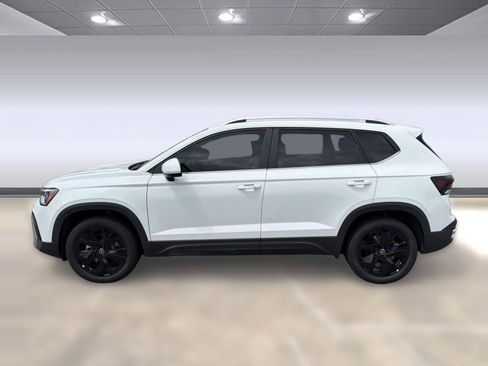New 2026 Volkswagen Taos SE FWD image 2