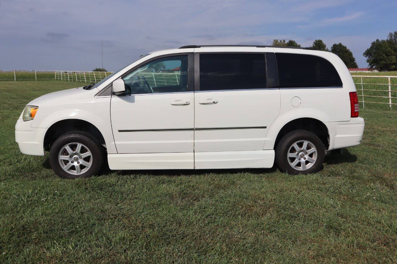 Used 2010 Chrysler Town & Country Touring FWD image 12
