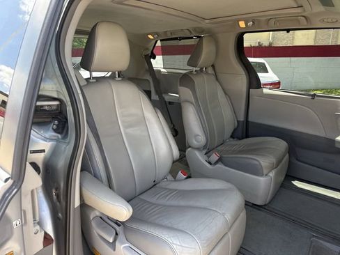 Used 2013 Toyota Sienna Limited w/ Premium Pkg FWD image 32