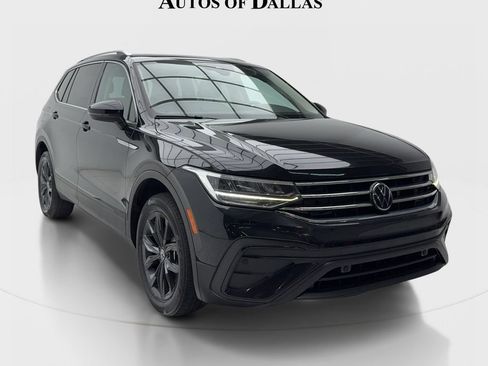 Used 2022 Volkswagen Tiguan SE w/ Panoramic Sunroof Package FWD image 2