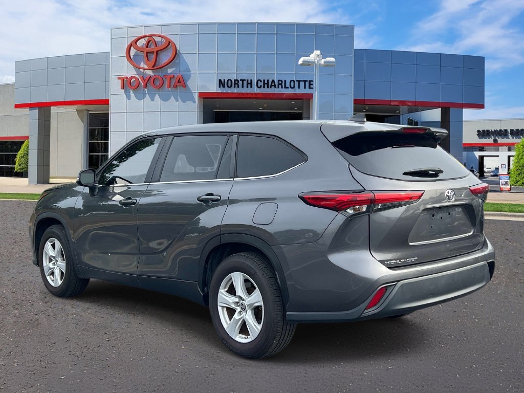 Used 2023 Toyota Highlander L FWD image 4