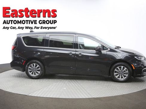 Used 2023 Chrysler Pacifica Touring-L image 43