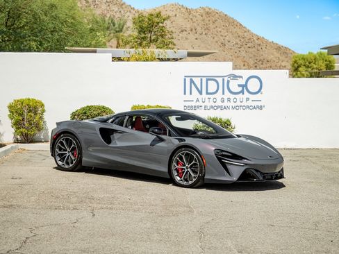 Used 2025 McLaren Artura Spider image 6