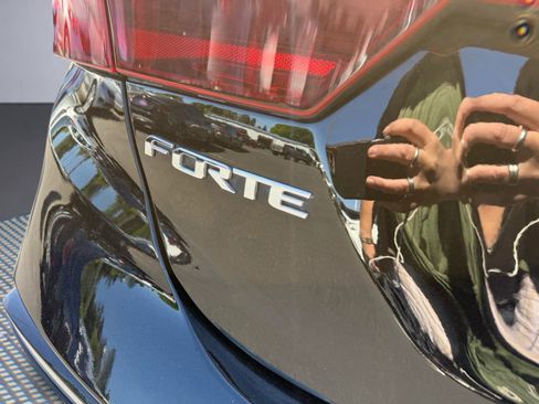 Used 2021 Kia Forte LXS FWD image 11