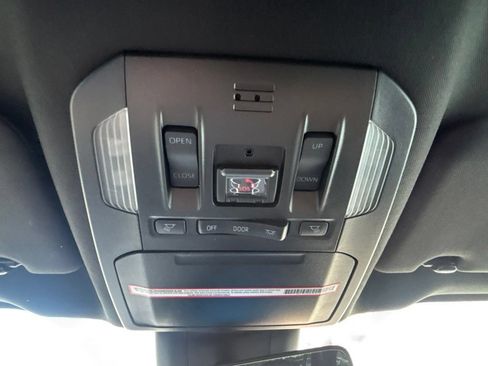 Used 2022 Toyota Highlander XSE FWD image 16