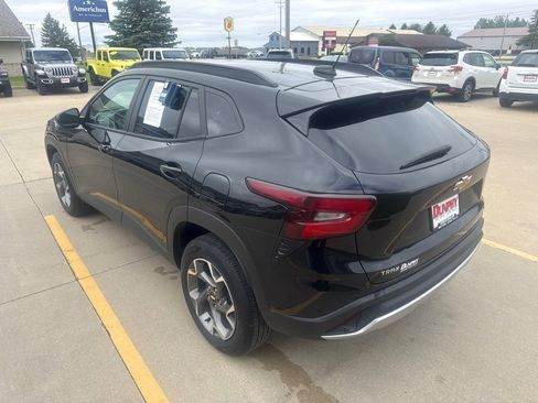 Used 2025 Chevrolet Trax LT w/ LT Convenience Package FWD image 3
