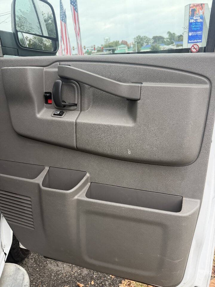 Used 2022 GMC Savana 2500 w/ Driver Convenience Package RWD image 2