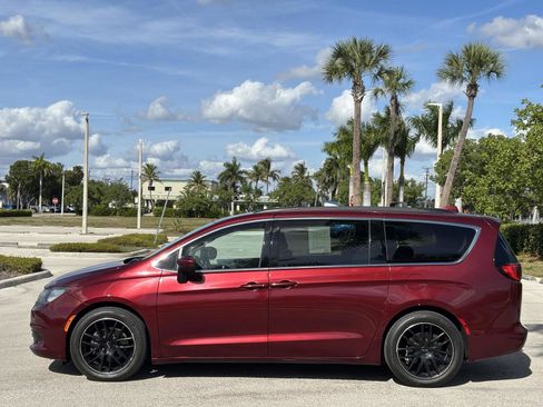 Used 2017 Chrysler Pacifica Touring image 9