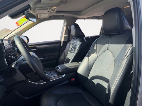 Used 2024 Toyota Highlander Limited image 9