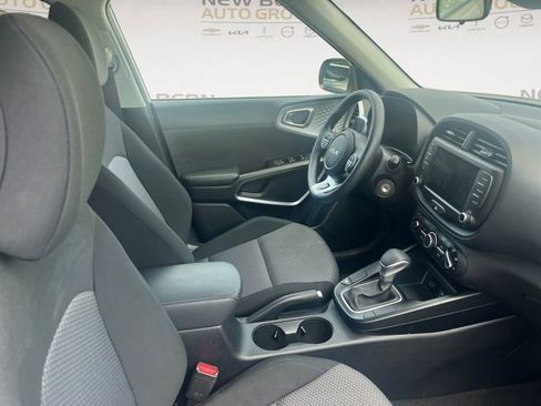 Used 2025 Kia Soul LX FWD image 15