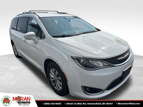 Used 2018 Chrysler Pacifica Touring-L FWD image 2