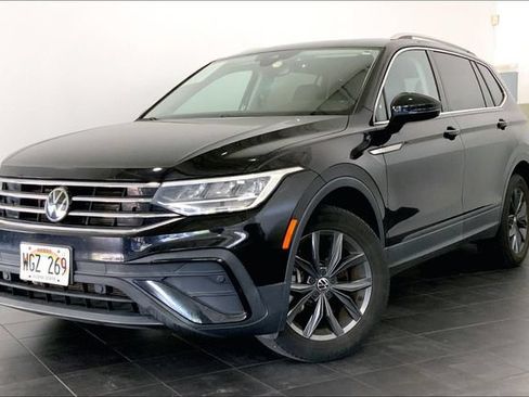 Used 2022 Volkswagen Tiguan SE FWD image 1