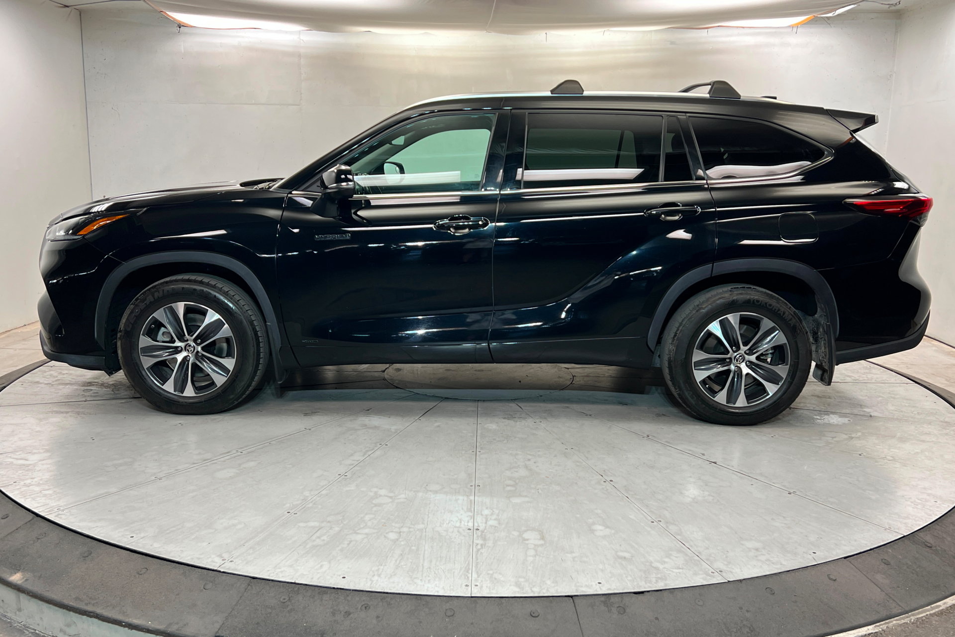 Certified 2021 Toyota Highlander XLE AWD/4WD image 2