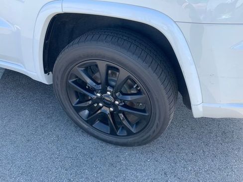 Used 2018 Jeep Grand Cherokee Altitude image 12