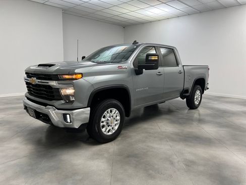 Used 2024 Chevrolet Silverado 2500 LT image 3