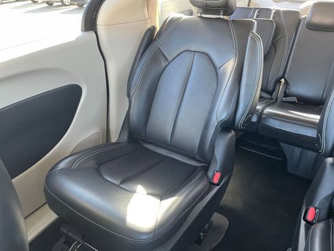 Used 2023 Chrysler Pacifica Touring-L image 42