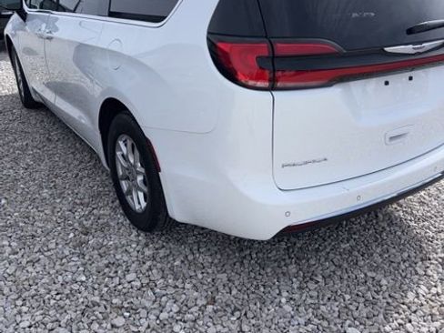 Used 2024 Chrysler Pacifica Touring-L image 5