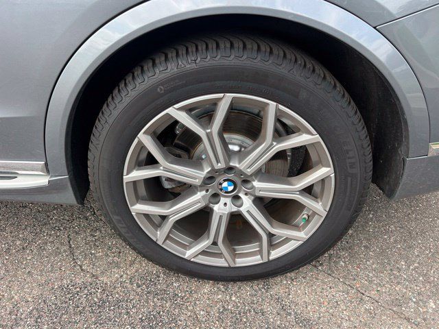 Used 2024 BMW X7 xDrive40i w/ Premium Package AWD/4WD image 9
