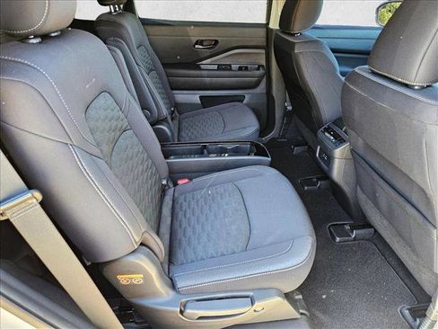 Used 2024 Nissan Pathfinder SV w/ SV Premium Package image 21