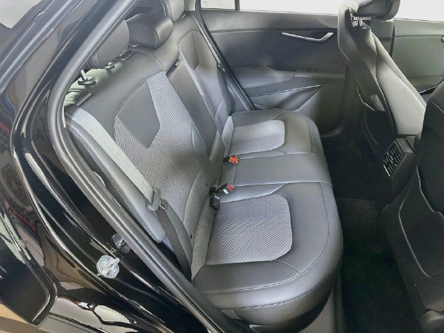Used 2023 Kia Niro EX w/ EX Cold Weather Package FWD image 12