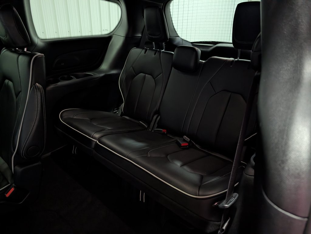 Used 2027 Chrysler Pacifica Limited FWD image 10