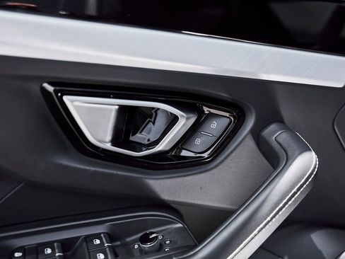 Used 2022 Lamborghini Urus AWD/4WD image 33