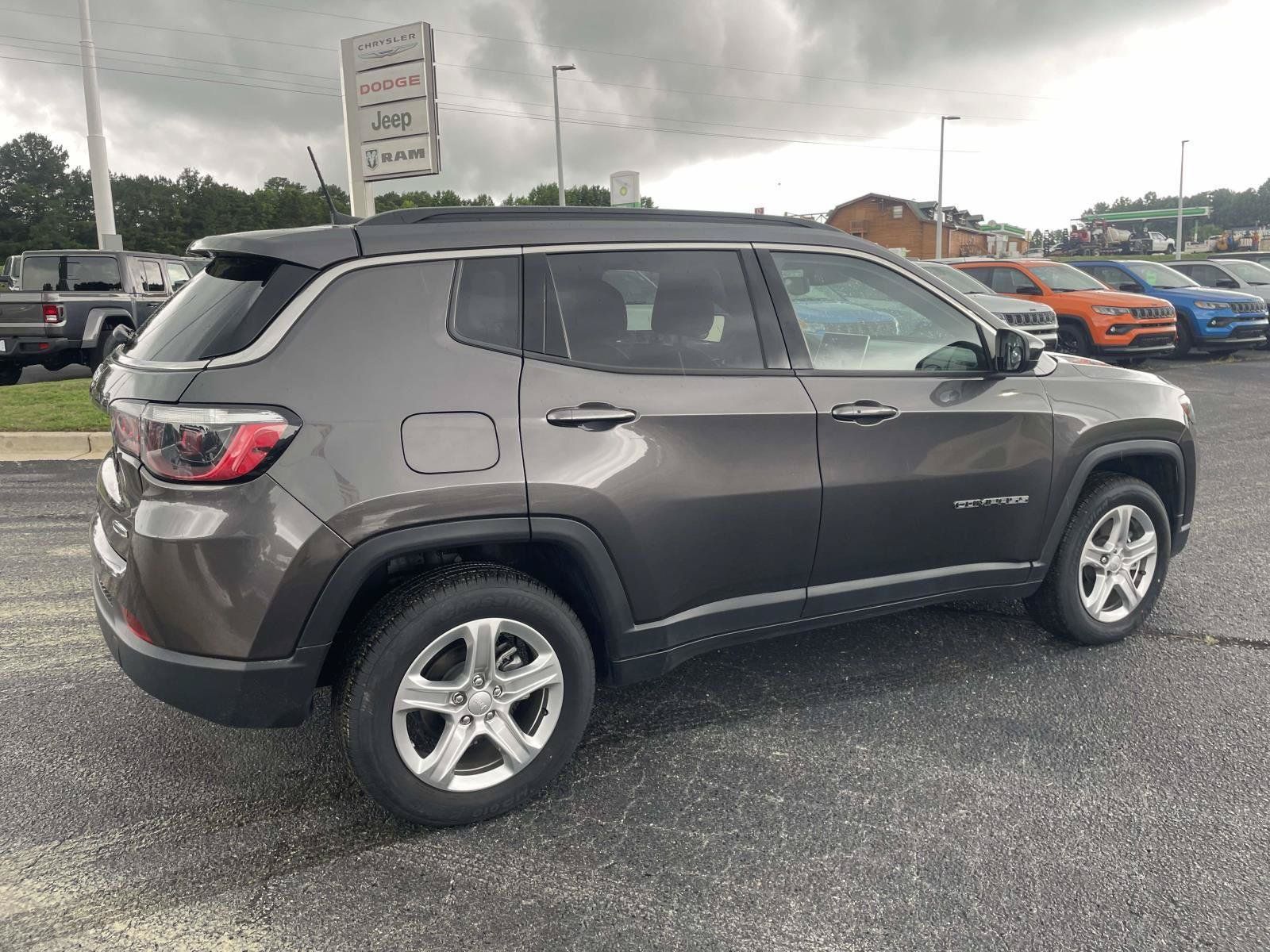 Used 2024 Jeep Compass Latitude AWD/4WD image 16